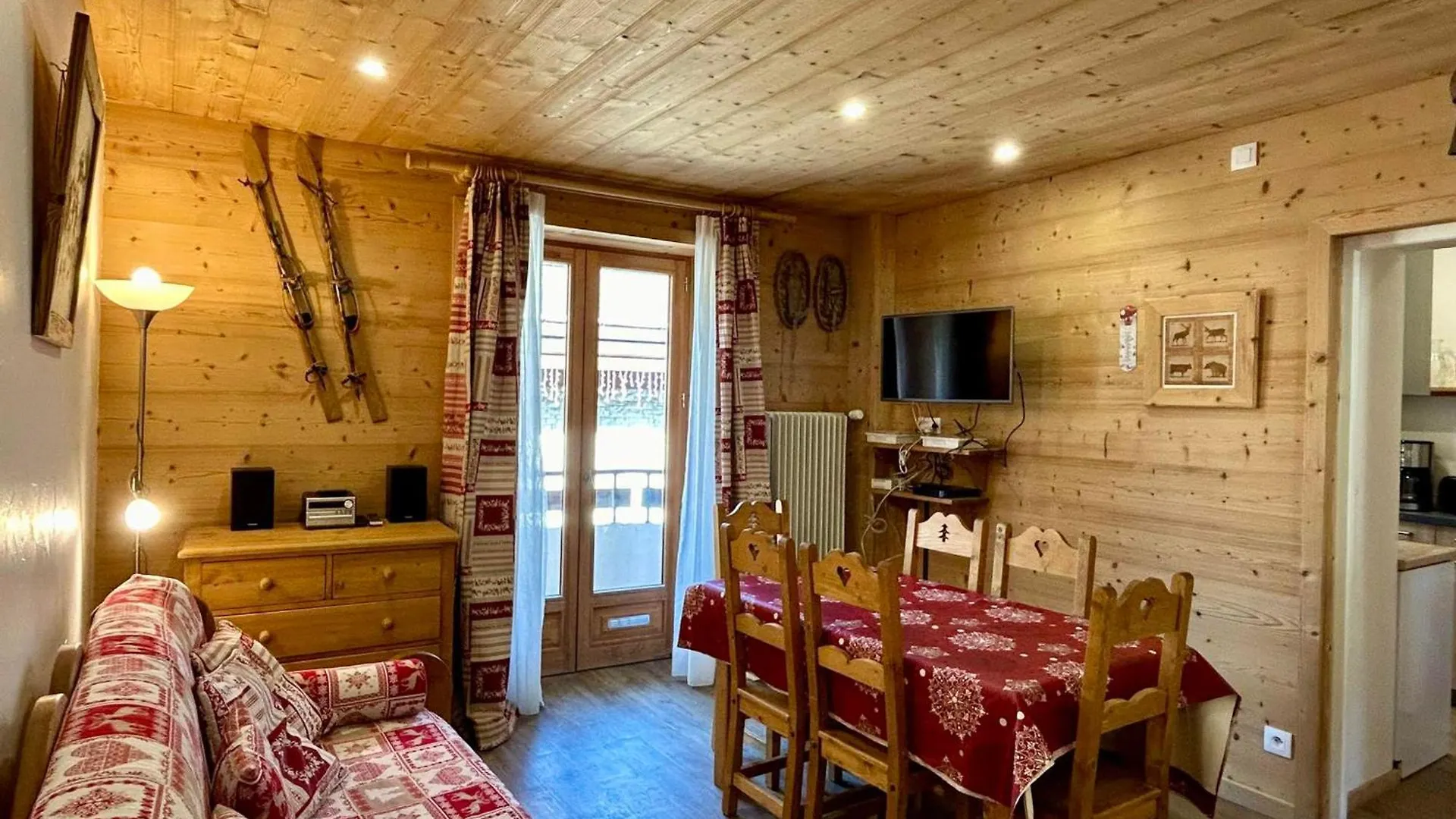 Charmant 3 Pieces Au Coeur De La Clusaz, Proche Pistes, Commerces Et Esf, Wifi Inclus - Fr-1-437-111 contacts